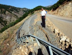 Tunceli yolunda heyelan endişesi